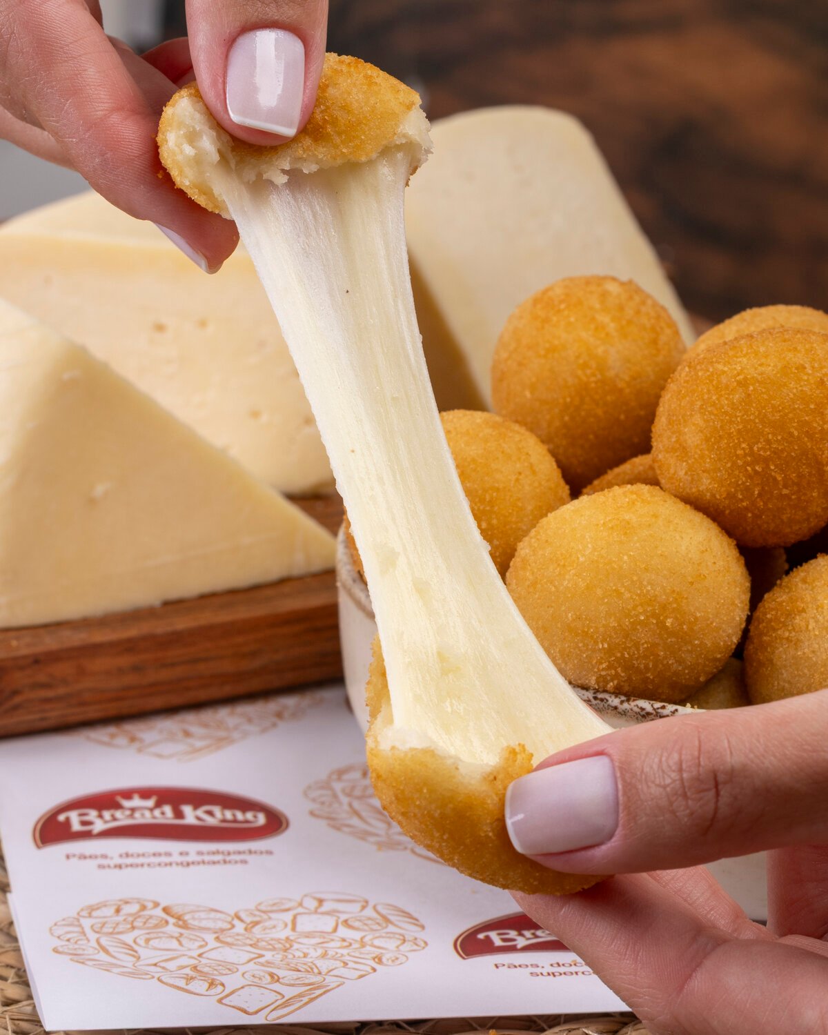 Bolinha de queijo Bread King Blumenau puxando queijo derretido